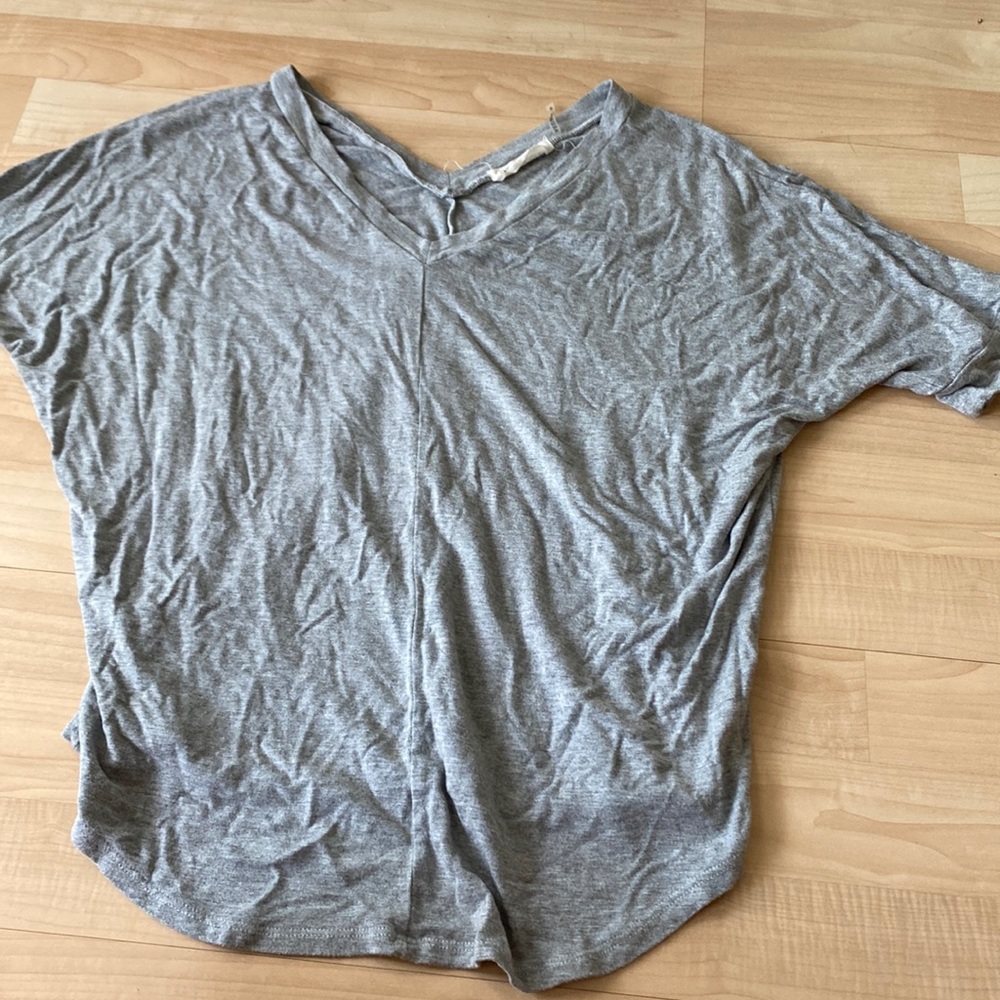 gray t-shirt